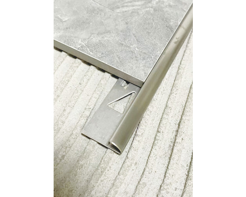 Fliesenprofil aus Metall an Fliese
