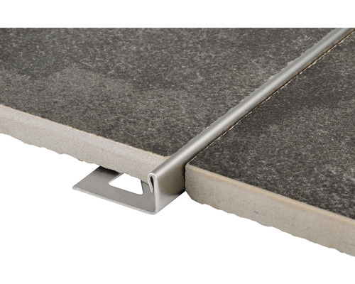 Fliesenprofil aus Metall zwischen zwei Fliesen