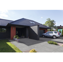 Maison individuelle avec allée pavée et garage