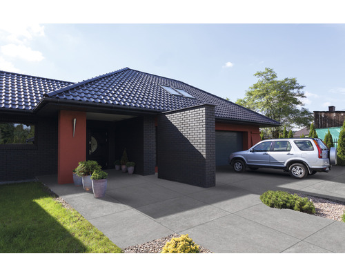 Maison individuelle avec allée pavée et garage