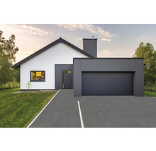 Maison unifamiliale moderne avec garage et allée pavée.