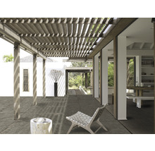 Espace extérieur avec pergola en bois, sol carrelé et design minimaliste