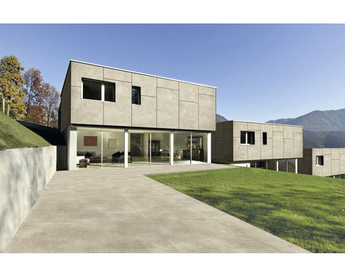 Maison moderne avec dalles de terrasse et pelouse