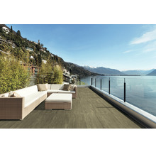 Terrasse avec carrelage de sol et coin salon avec vue sur le lac