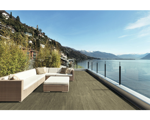 Terrasse avec carrelage de sol et coin salon avec vue sur le lac