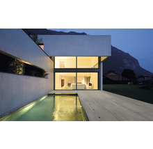 Maison moderne avec piscine et grande fenêtre côté jardin