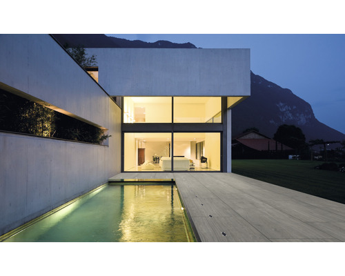 Maison moderne avec piscine et grande fenêtre côté jardin