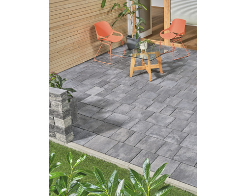 Terrasse avec pavés en béton, table de jardin et chaises