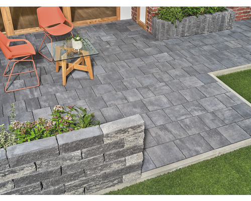 Aménagement de terrasse avec pavés, mobilier de jardin et bacs à plantes