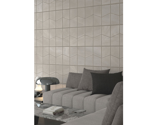 Wohnzimmer mit dekorativer Wandfliese und Sofa