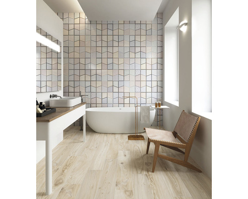 Badezimmer mit freistehender Badewanne, Waschtisch, Spiegel und Fliesenwand