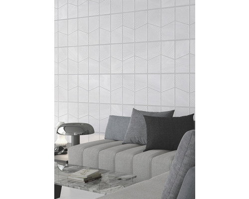 Wohnzimmer mit Sofa und Wandpaneelen mit geometrischem Muster