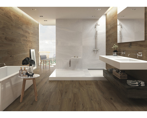 Salle de bains moderne avec carrelage imitation bois, douche à l''italienne et lavabo