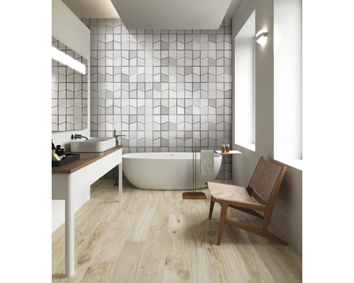 Helles Badezimmer mit Badewanne, Waschbecken und dekorativen Fliesen