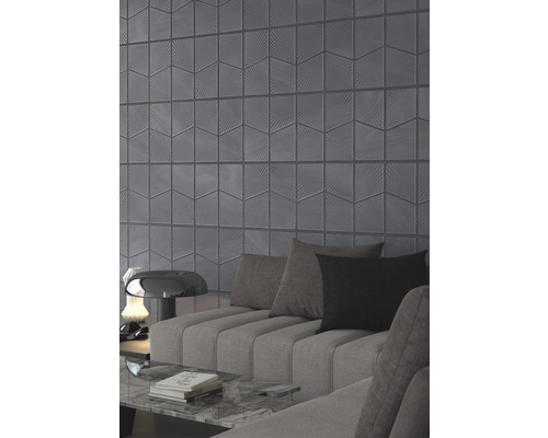 Wohnzimmer mit grauen Wandfliesen und Couchgarnitur