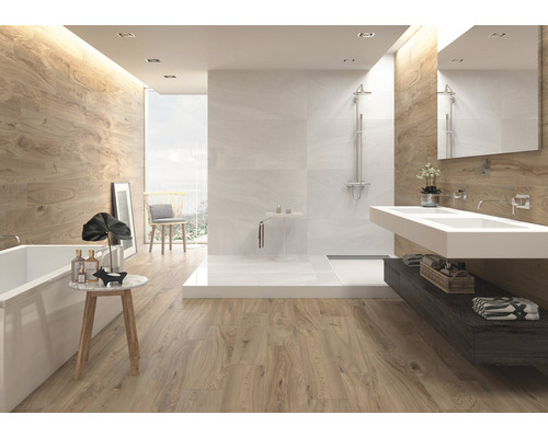 Salle de bain lumineuse avec douche, lavabo et carrelage imitation bois