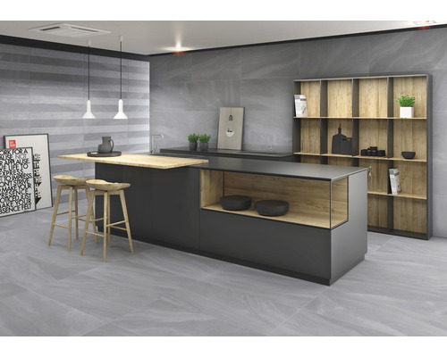 Cuisine moderne avec îlot de cuisine, tabourets de bar et étagère devant un mur et un sol gris