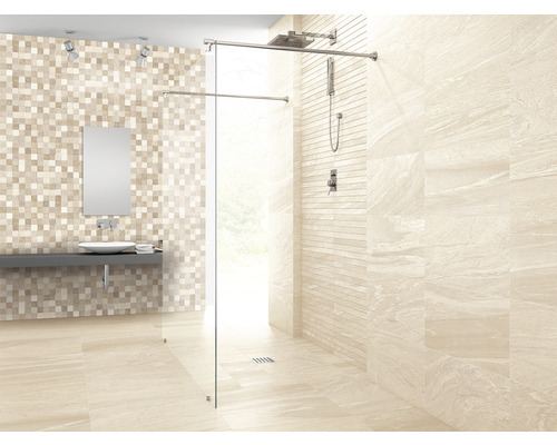 Badezimmer mit Dusche, Waschbecken und Fliesen