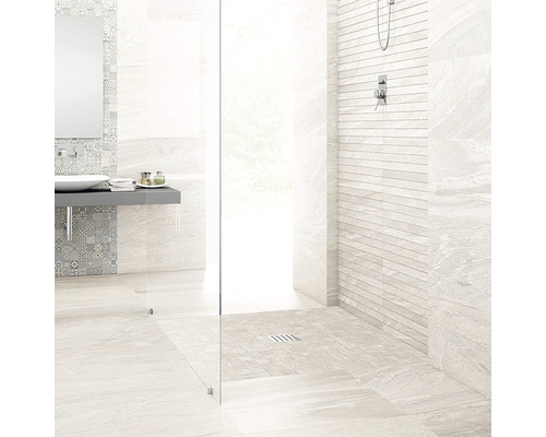 Salle de bains avec douche, lavabo et carrelage