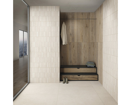 Modernes Interieur mit Fliesenboden, Wandverkleidung und Garderobe