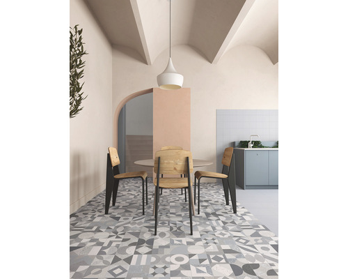 Salle à manger avec table ronde, chaises et sol à motifs