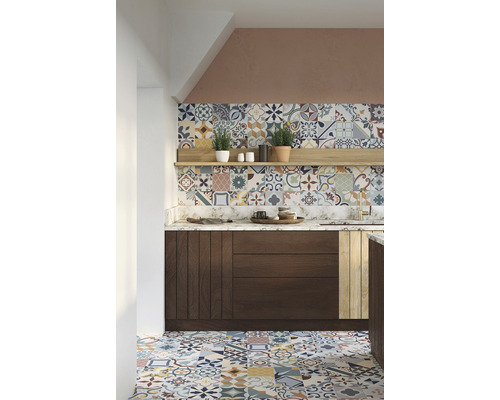 Küche mit Bodenfliesen und Wandfliesen im Patchwork Design, sowie Unterschränken aus Holz