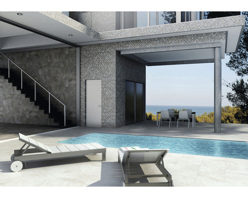 Extérieur d''une maison avec piscine, terrasse, chaises longues et coin repas