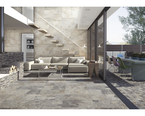 Modernes Wohnzimmer mit Fliesenboden, Treppe und Zugang zur Terrasse