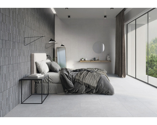 Chambre moderne avec sol carrelé et mur d''accent