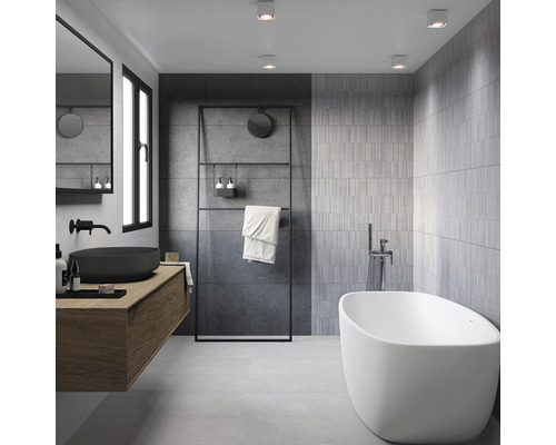 Salle de bains moderne avec baignoire îlot, meuble-lavabo avec vasque et porte-serviettes