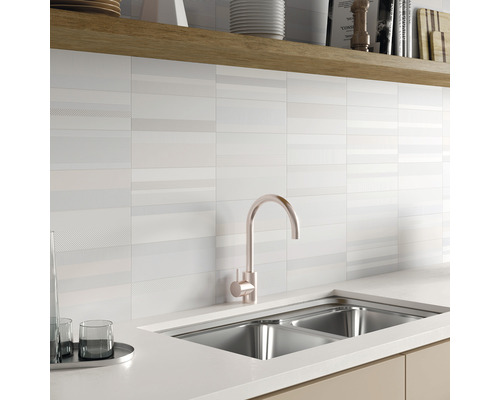 Küchenspüle mit Armatur und horizontal gestreiften Wandfliesen