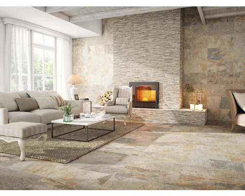 Wohnzimmer mit Kamin, Fliesenboden, Sofa und Sessel