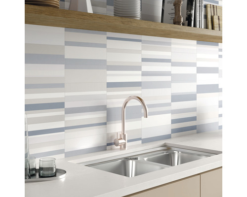 Scène de cuisine avec évier, robinet et carreaux muraux à rayures