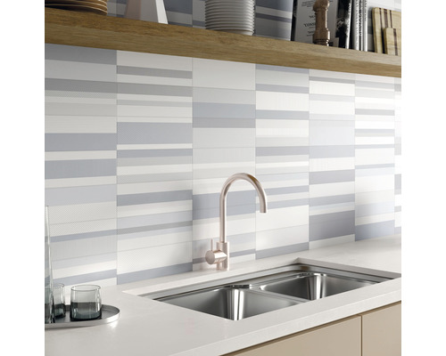 Küchenszene mit Spüle, Wasserhahn und Wandfliesen mit Streifenmuster