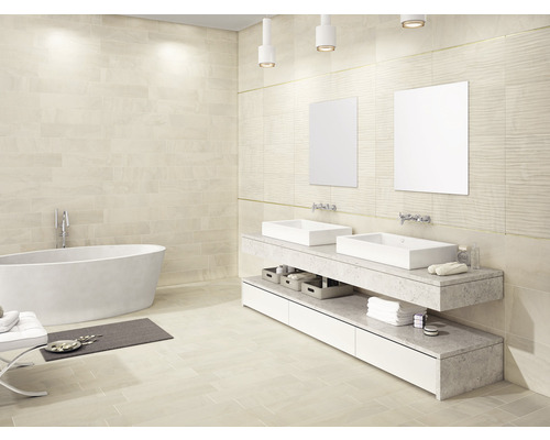 Carrelage pour murs et sols Dubai bleu clair 32x62.5 cm Salle de bain lumineuse avec baignoire, double vasque et carrelage beige