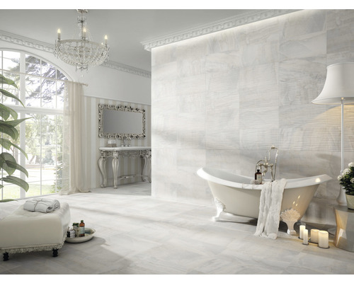 Helles Badezimmer mit freistehender Badewanne, Fliesenboden und Kristalllüster