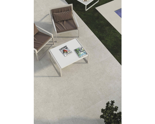 Terrasse avec mobilier d''extérieur et carreaux en grès cérame