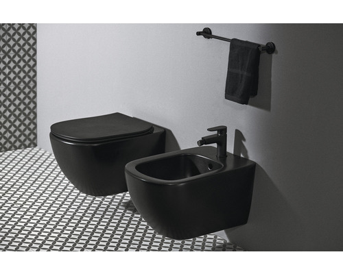 Wandhängendes WC und Bidet im Badezimmer