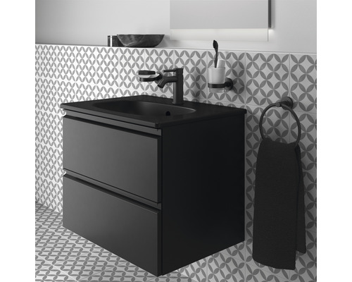 Meuble sous-lavabo noir avec deux tiroirs, robinet, anneau porte-serviettes et gobelet à brosse à dents dans la salle de bain