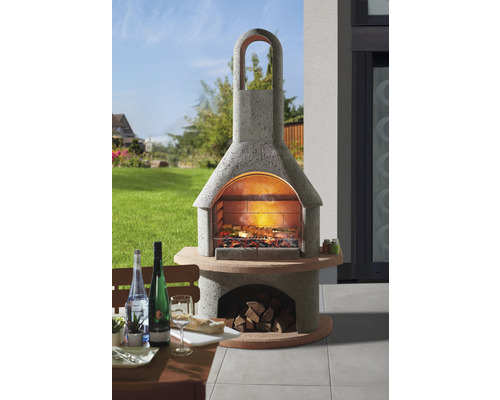 Barbecue en maçonnerie avec grillades et bois sur une terrasse