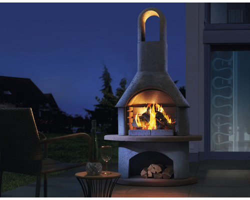 Extérieur avec cheminée barbecue, chaise, table, boisson et bois