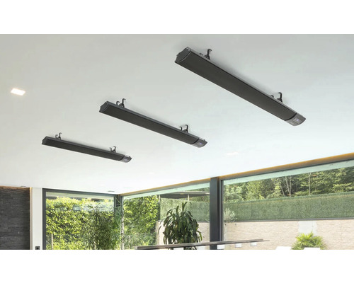 Drei Deckenheizstrahler in einem Wohnzimmer mit großen Fenstern