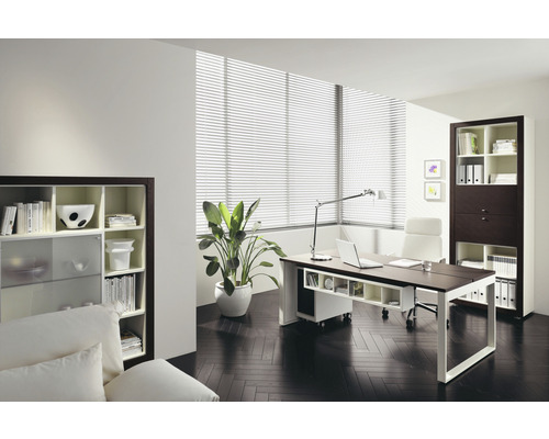 Bureau lumineux avec bureau, chaise et étagères