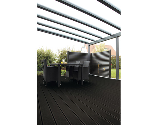Terrasse avec lames de terrasse, toit de terrasse, paravent et coin salon dans le jardin
