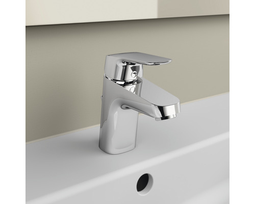 Robinet de lavabo brillant sur un lavabo