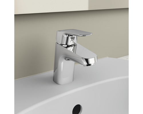 Robinet de lavabo brillant sur un lavabo