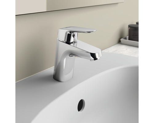 Robinet brillant sur un lavabo