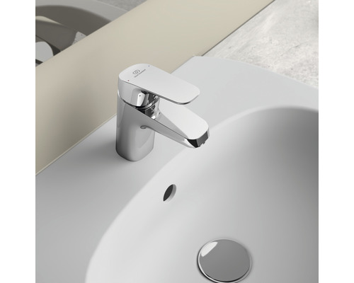 Robinet de lavabo monté sur un lavabo