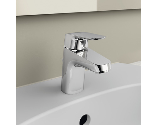 Waschtischarmatur aus Metall auf einem Waschbecken