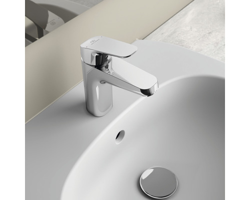 Waschtischarmatur aus Metall auf einem Waschbecken